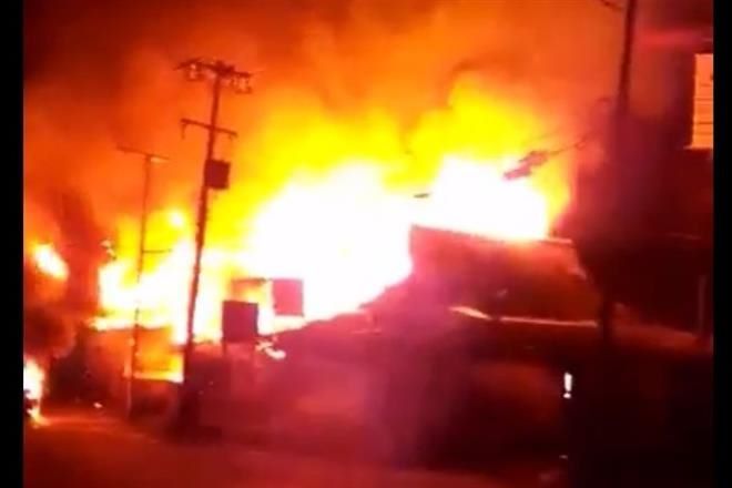 Incendian restaurantes y auto en Acapulco Diamante