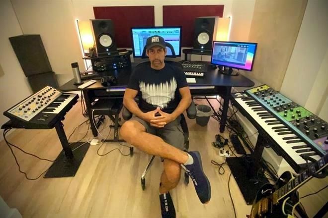 Seducen las pantallas al baterista Antonio Sánchez
