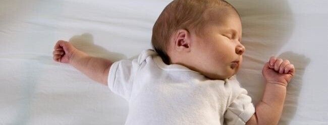 Las nuevas guías para el sueño seguro de los bebés insisten en no dormir en la cama con ellos, ni usar decoraciones o camas inclinadas