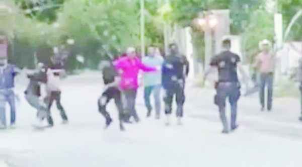 Provoca familia riña campal contra Policía