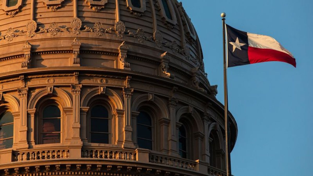 Los abortos pueden reanudarse en algunas clínicas de Texas después de que la corte bloqueó la prohibición anterior a Roe