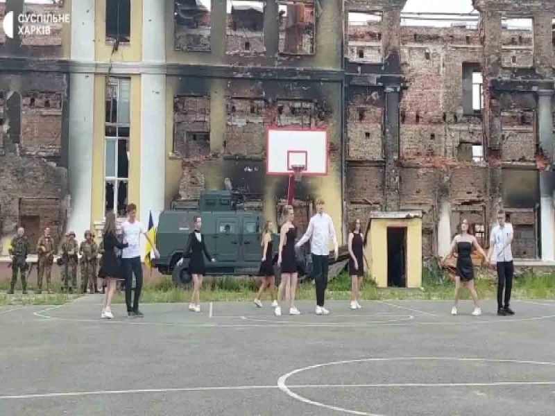 Estudiantes ucranianos celebran graduación en los escombros de su escuela