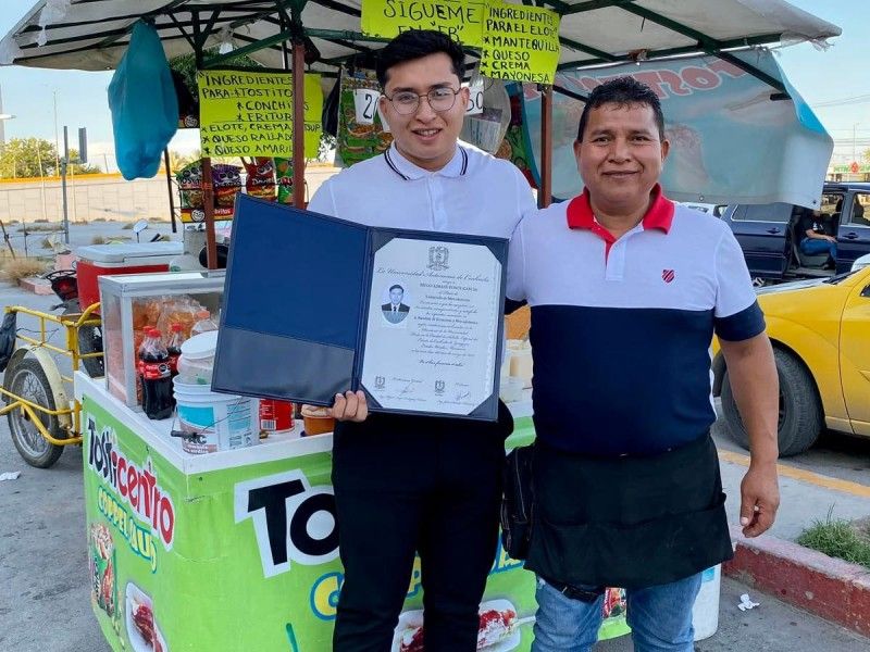 Joven celebra título universitario con su papá en su puesto de elotes