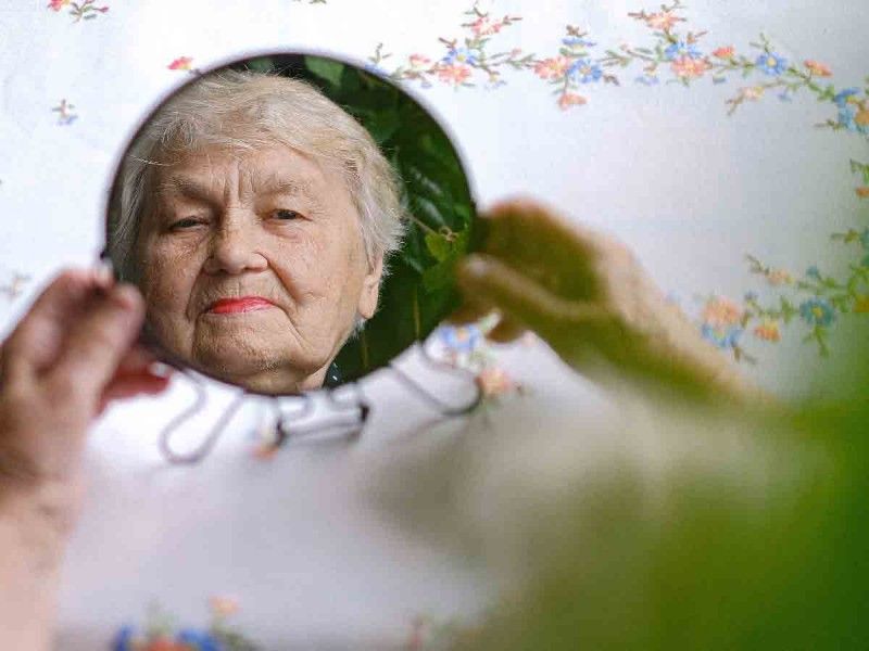 ¿Será prudente? Anciana de 100 años renueva su licencia de conducir