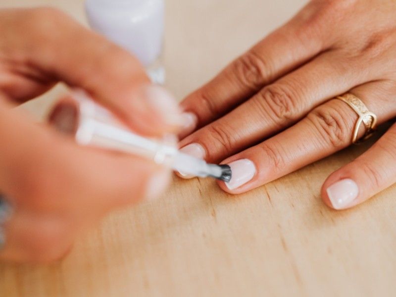 Estudio de Harvard revela efectos nocivos de usar esmalte de uñas