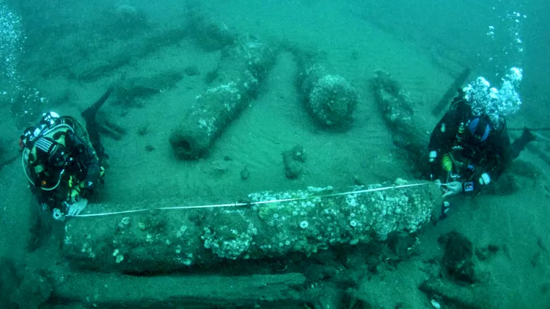 El extraordinario descubrimiento del barco de guerra hundido en 1682 cuando llevaba a un futuro rey de Inglaterra