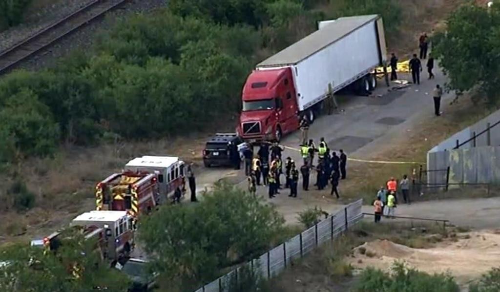 Encuentran a 42 personas muertas en caja de trailer en Texas.