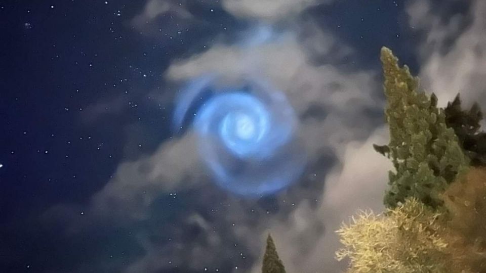 Captan extraña y misteriosa luz en forma de espiral en el cielo de Nueva Zelanda, ¿es un portal?