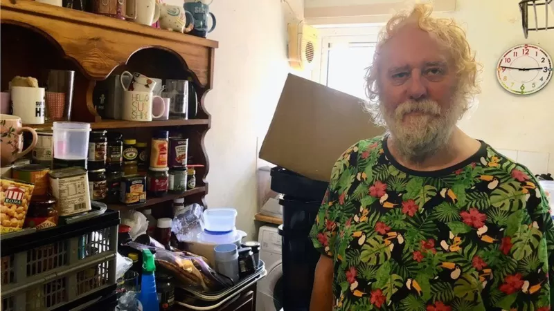 Qué es el síndrome del acumulador compulsivo, el trastorno mental que te lleva a vivir en medio de la basura