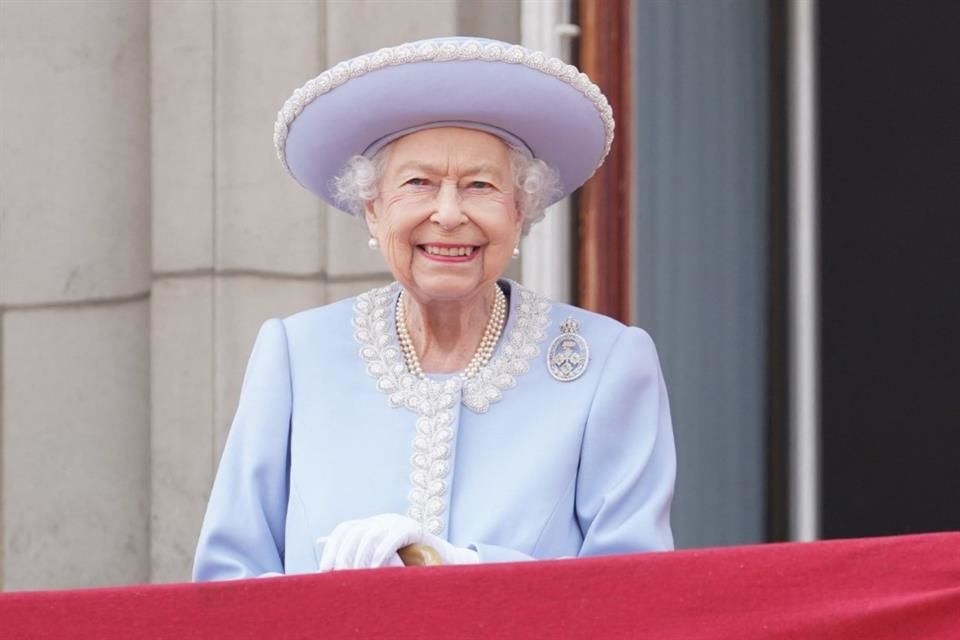 Aclaman a Isabel II en el primer día del Jubileo de Platino