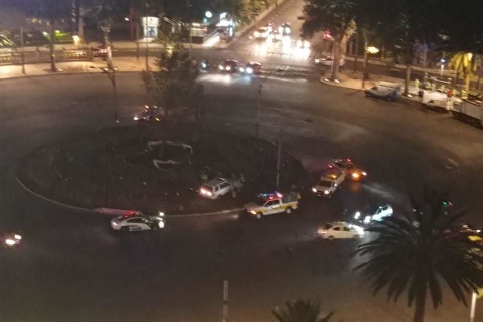 Se sube camioneta a ‘Glorieta del Ahuehuete’