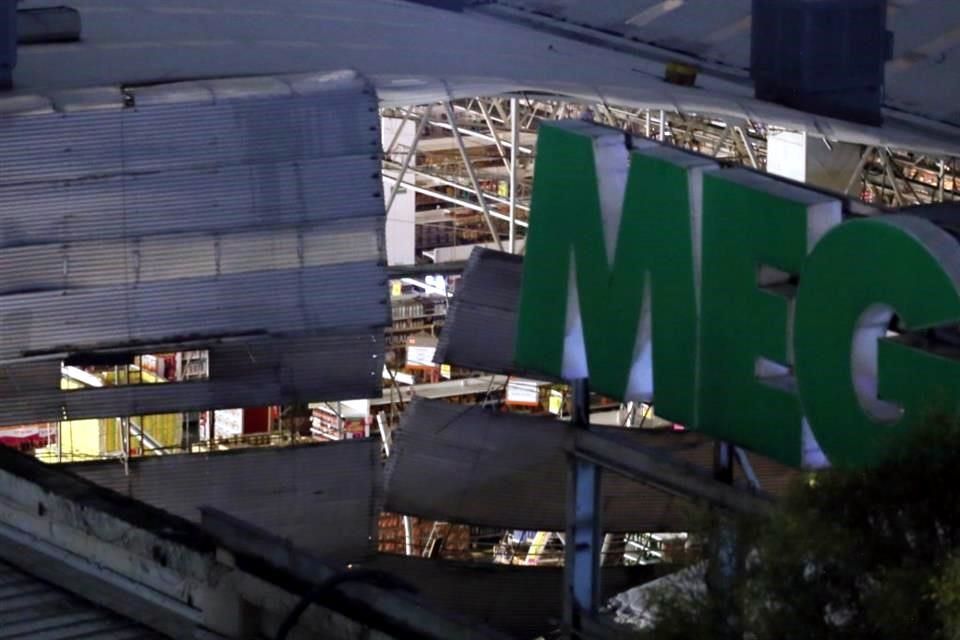 Pega granizada en CDMX y se desploma techo en supermercado