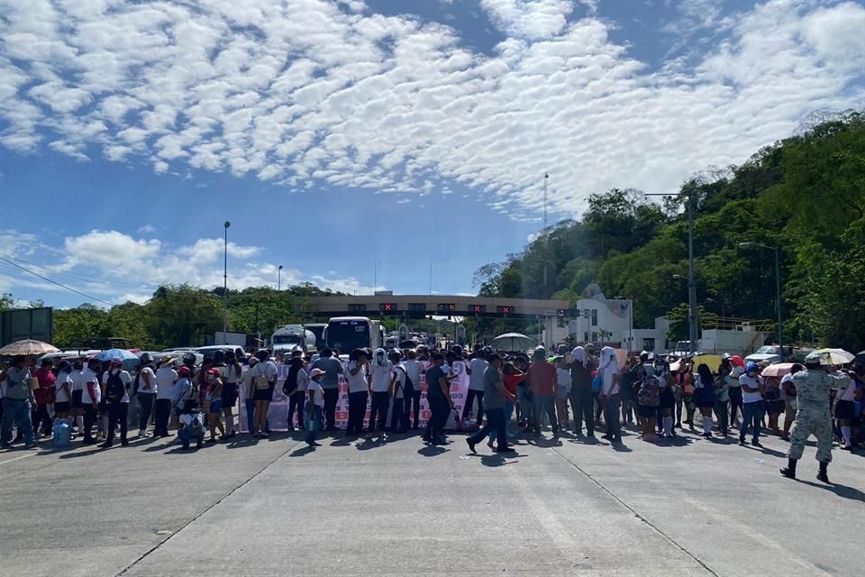 Bloquean alumnos caseta de La Venta en Acapulco