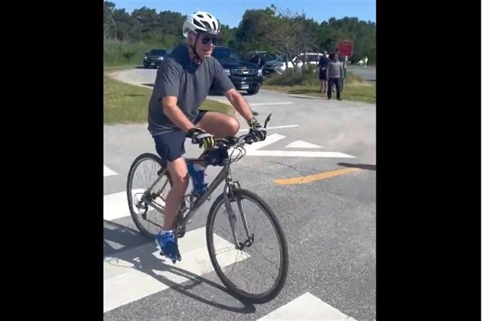 Cae Presidente Biden de bicicleta (VIDEO)