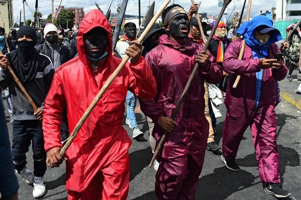 Suman 3 muertos y 92 heridos por protestas en Ecuador