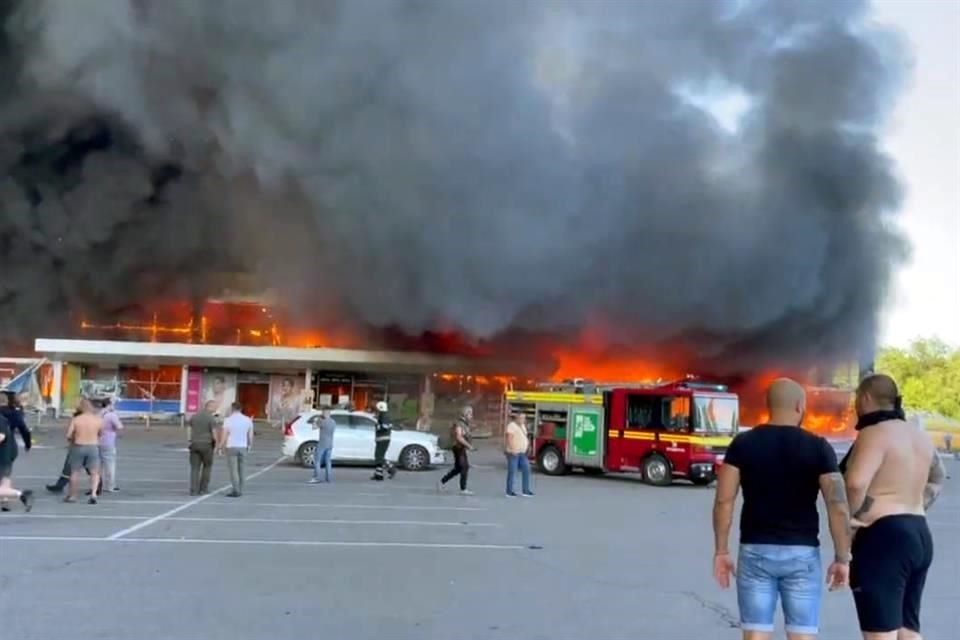 Golpea misil centro comercial en Ucrania; hay 10 muertos (VIDEO)￼