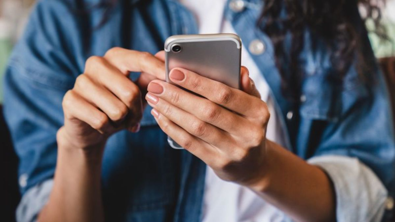 Historiales de búsqueda, datos de ubicación, mensajes de texto: cómo se podrían usar los datos personales para hacer cumplir las leyes contra el aborto