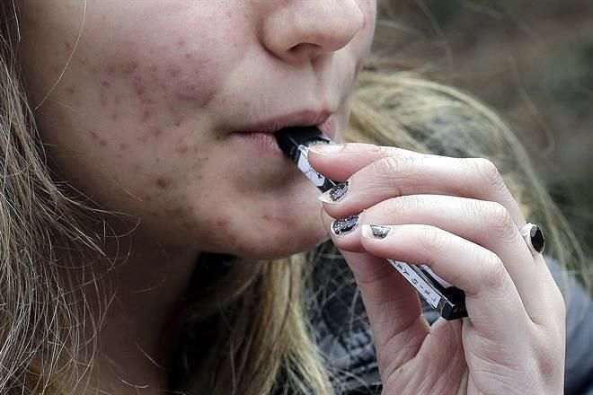 Publican ley que prohíbe importar cigarros electrónicos