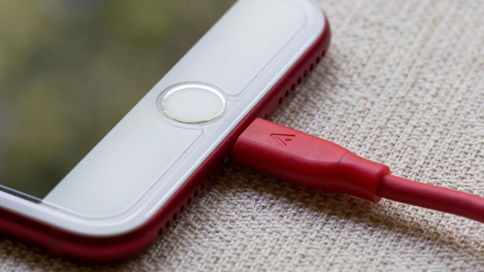 Razones por las que no debes cargar tu celular con un cable roto