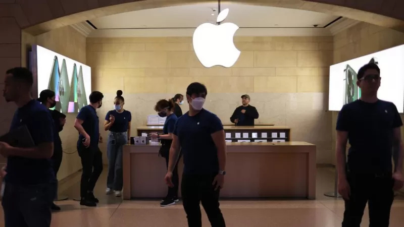 Apple: los trabajadores de una tienda de la tecnológica aprueban crear el primer sindicato en EE.UU.