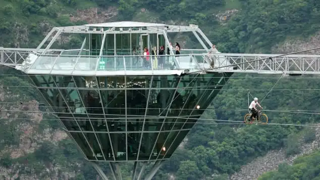Conoce el bar de cristal que cuelga sobre un cañón en Georgia