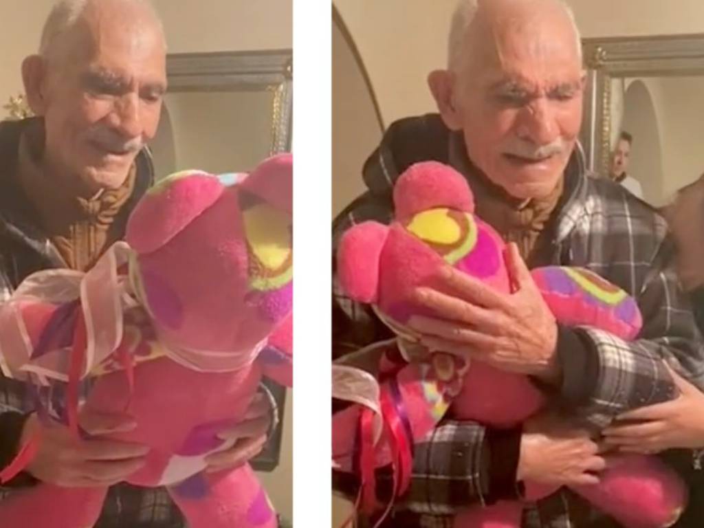 Su esposa falleció hace unos meses, le hicieron un peluche con su cobija y su reacción es hermosa