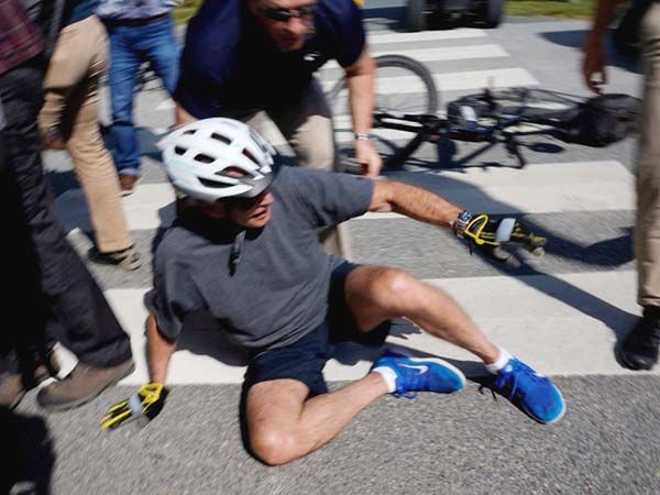 Joe Biden sufre caída durante paseo en bicicleta