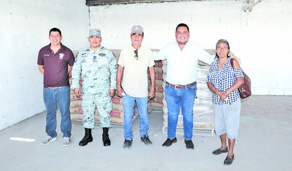 Realizan entrega de 18 toneladas de cemento
