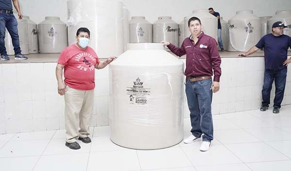 Se benefician 55 familias con entrega de tinacos