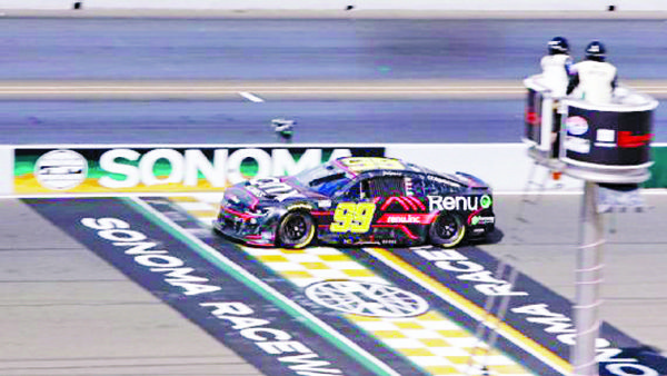 Daniel Suárez hace historia como el primer mexicano en ganar una carrera de NASCAR