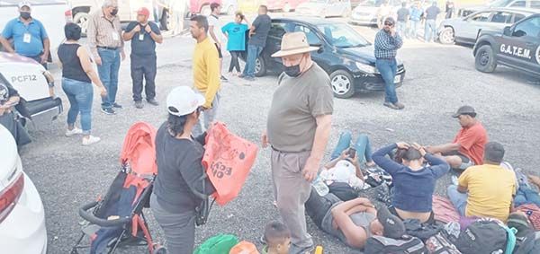 Recibe Castaños a migrantes con agua, sueros y alimentos