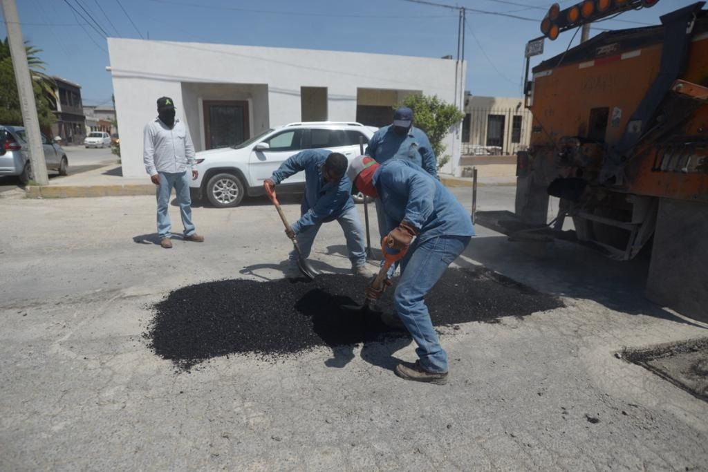 Intenso bacheo en colonias de Frontera