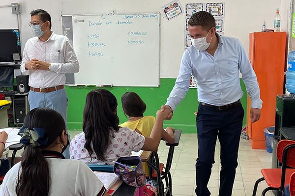 Invitan a Hugo Lozano padrino de generación