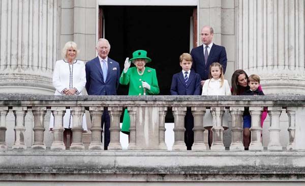 Isabel II aparece de sorpresa