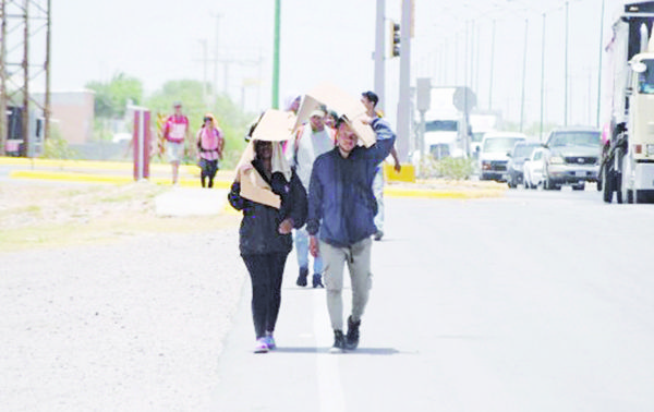 Regresan a migrantes por no traer permisos
