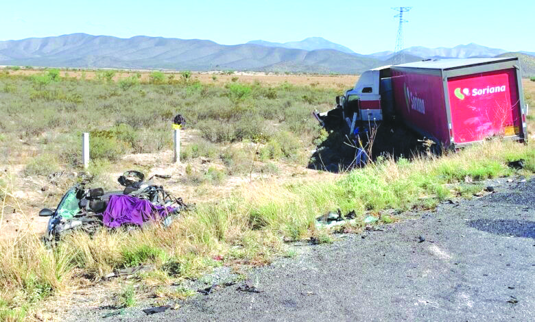 Choca con tráiler; muere prensado