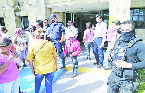 Libera Alcaldesa presidencia y no atienden a manifestantes