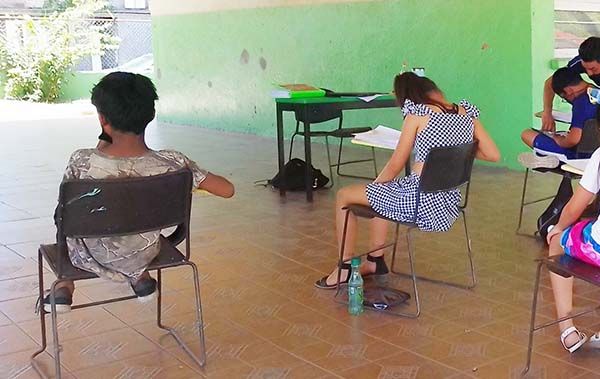 Toman estudiantes clases al aire libre