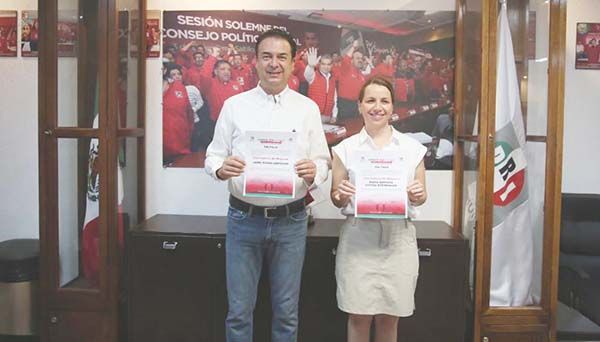 Entrega PRI constancias a 38 fórmulas