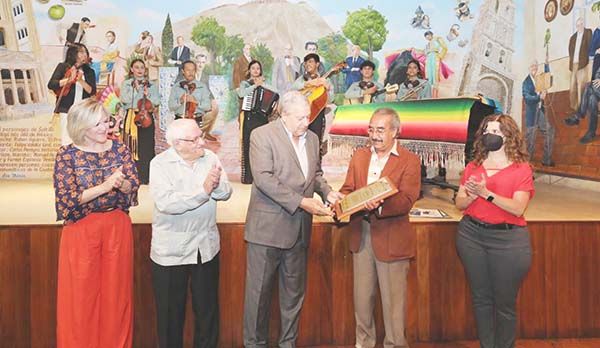 Reconocen trayectoria de Héctor Velázquez