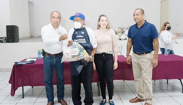 Entrega DIF apoyo a empacadores en SJS