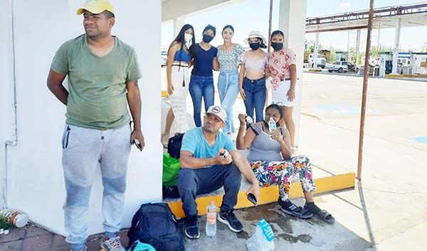 Candidatas de Astro Feria brindan ayuda a migrantes