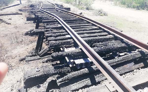Causan fuego para robar vías del tren