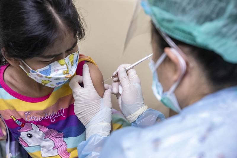 Conoce los efectos secundarios de vacuna COVID de Pfizer en niños de 5 años y más