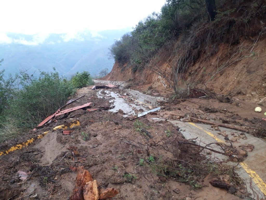 En ruinas, carreteras de programa de AMLO en Oaxaca