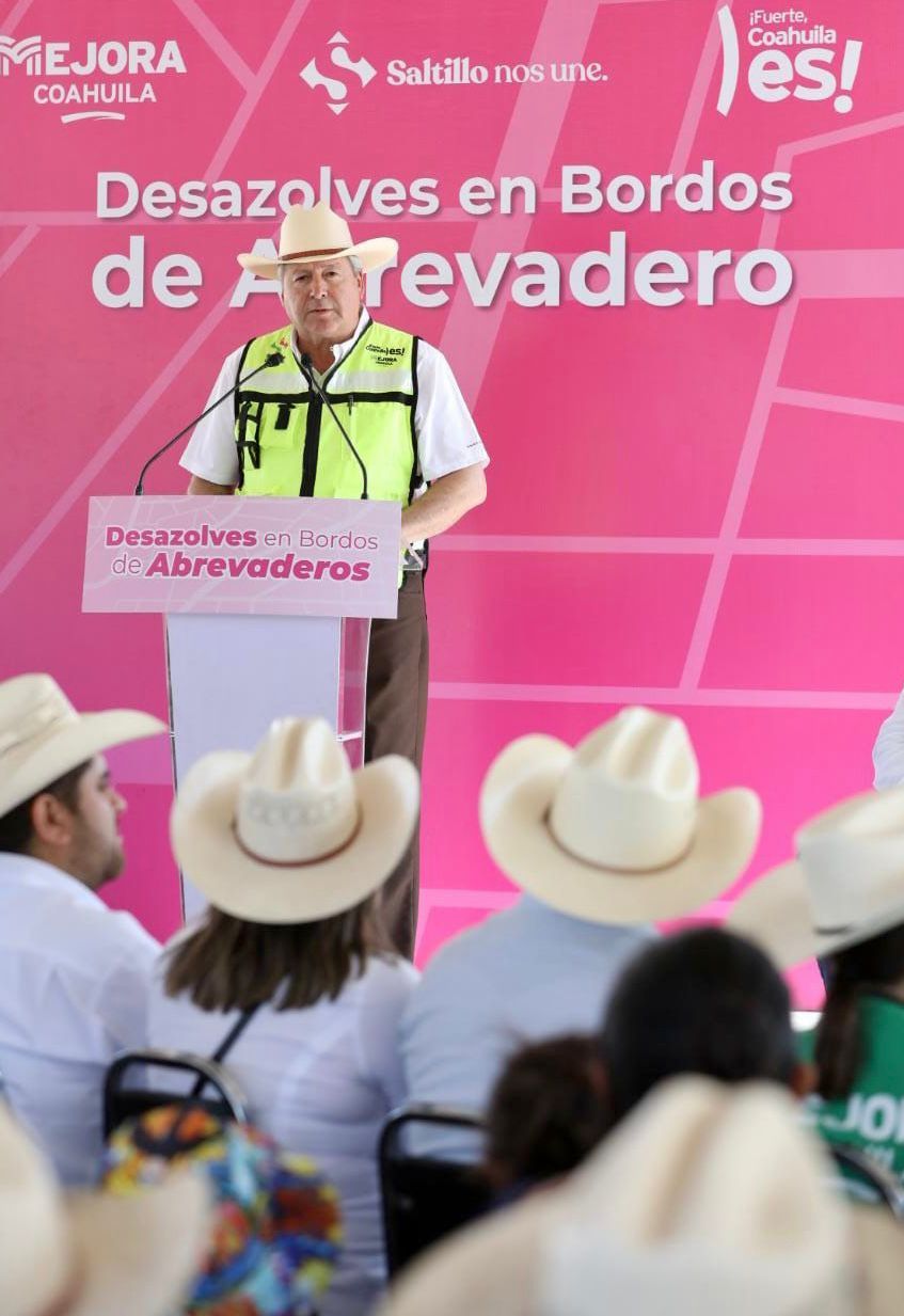 Entrega Chema Fraustro desazolves de presas ejidales