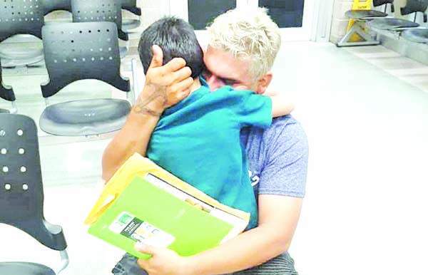 Reúnen a niño con su familia