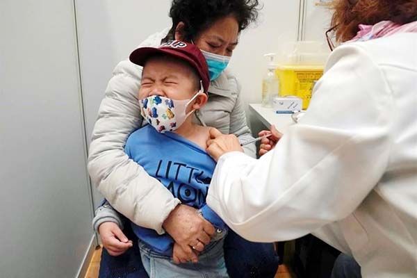 Aconsejan avalar dosis Covid de Moderna y Pfizer para bebés