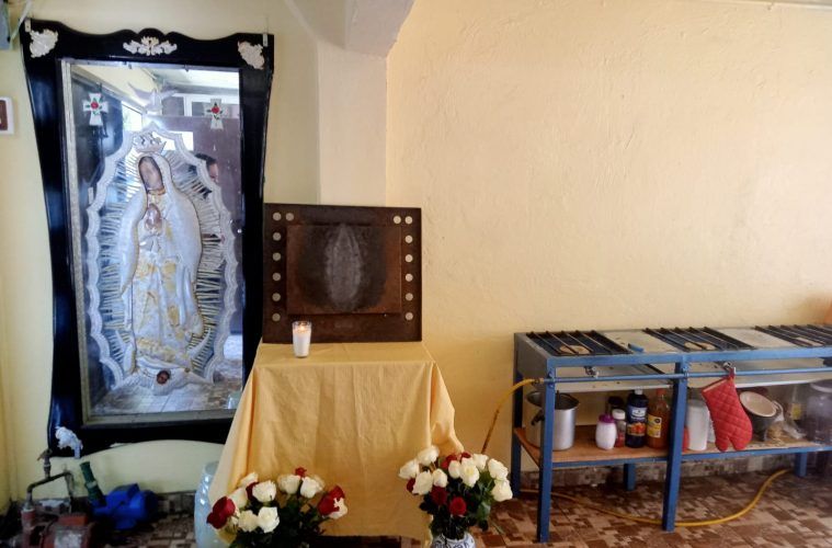 Aparece la Virgen de Guadalupe en una charola de horno en Nezahualcóyotl