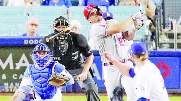 UMPIRE FUE GOLPEADO POR UN BAT ROTO DE MIKE TROUT EN UN PARTIDO DE LOS DODGERS